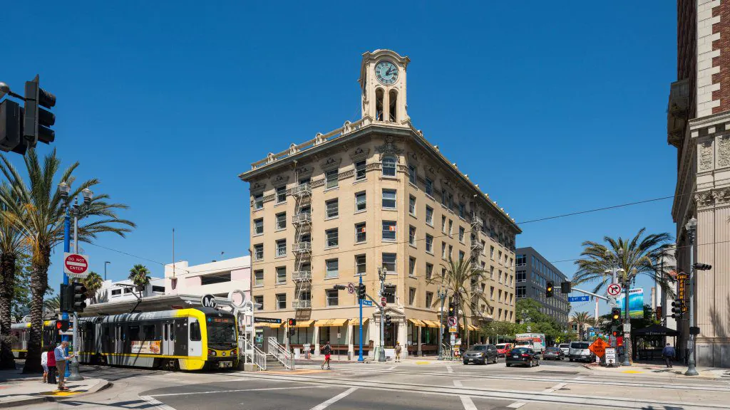 1. 115 Pine Ave 001