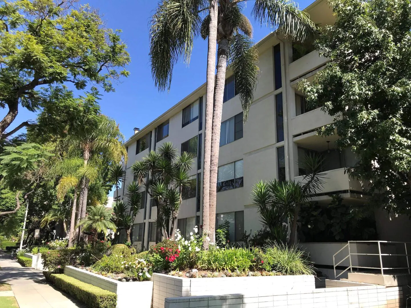 2.-350-N-Palm-Dr.-02-1920